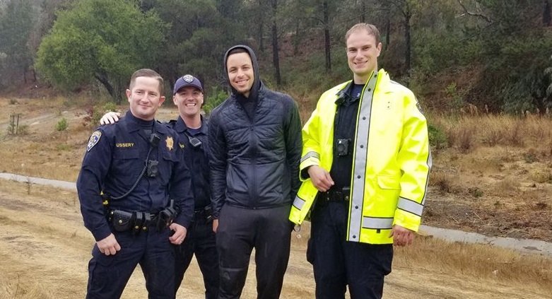 Los funcionarios de la California Highway Patrol se tomaron una foto con Curry (Facebook California Highway Patrol)