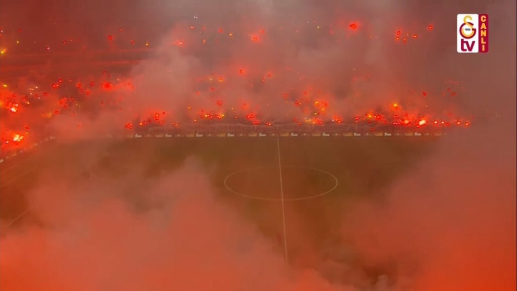 Imagen del estadio desbordado, durante la práctica del Galatasaray (Galatasaray TV)