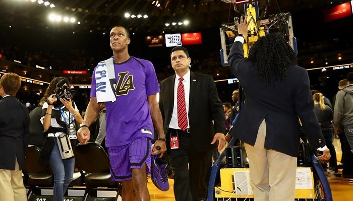 Rondo tendrá que recuperarse de una cirugía en su mano derecha (Lakers Twitter)