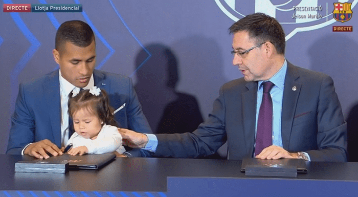 Murillo junto a su hija en la firma de contrato (YouTube)