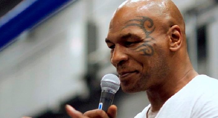 Mike Tyson no quiere recibir más fotos de un huevo con su tatuaje