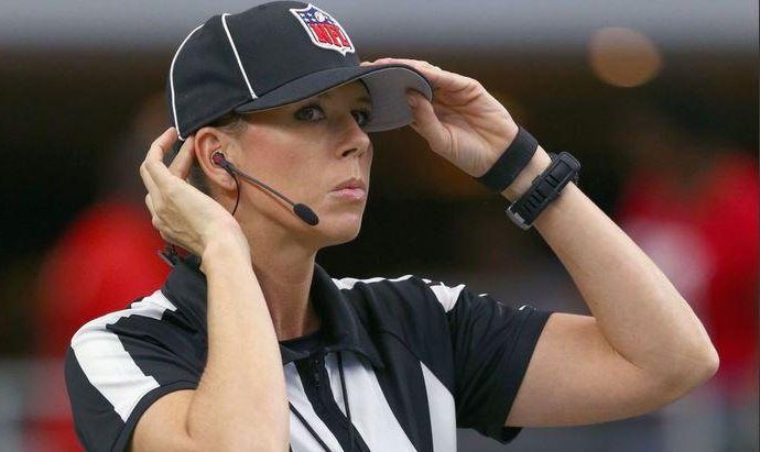 Sarah Thomas será la primera mujer en arbitrar un partido de playoffs en la NFL (Twitter)