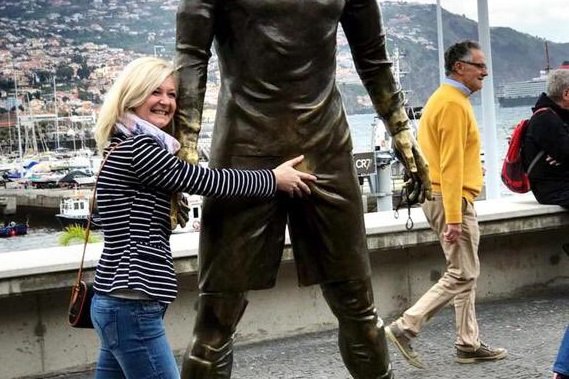 Una turista, posando junto a la estatua de Cristiano Ronaldo en Madeira (Twitter IFTVOfficial)