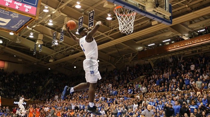 Zion Williamson se robó las miradas con una clavada 360° (The Chronicle Duke)