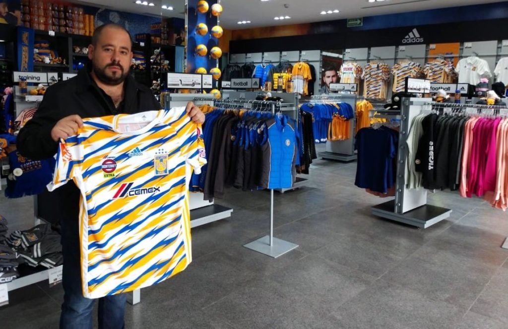 Fanáticos ya pueden conseguir la polémica camiseta de Tigres en las tiendas (Twitter TigresOficial)