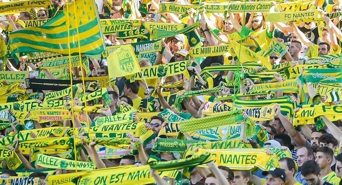 Hinchas del Nantes se juntaron para cantar y orar por la pronta aparición de Emiliano Sala