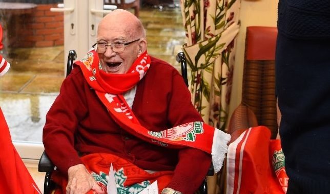 Hincha de 103 años recibió una camiseta y una invitación especial del Liverpool