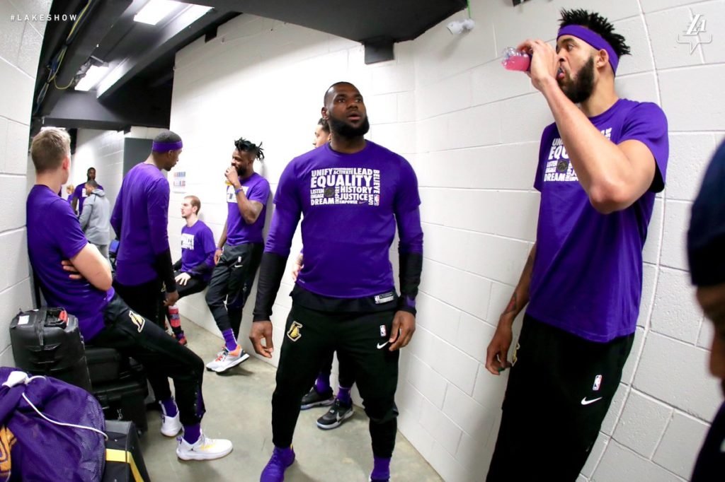 Los Lakers luchan para meterse en los playoffs