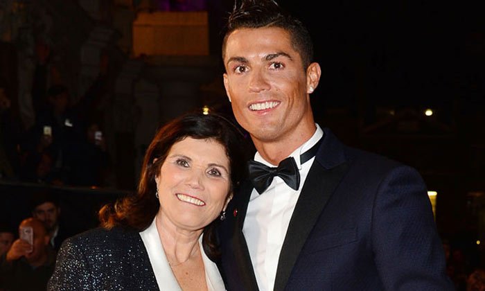 La mamá de Ronaldo no cree en las acusaciones contra su hijo (@Cristiano)