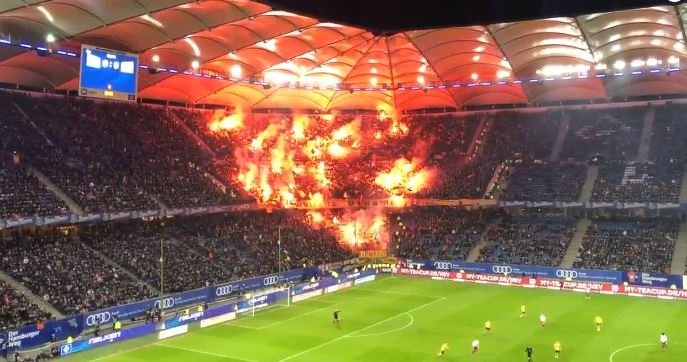 Cerca de 8.000 fans del Dynamo Dresden hicieron un rincón infernal en Hamburgo
