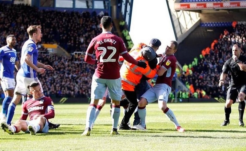 Un fanático entró a la cancha y golpeó a Jack Grealish del Aston Villa (Cortesía)