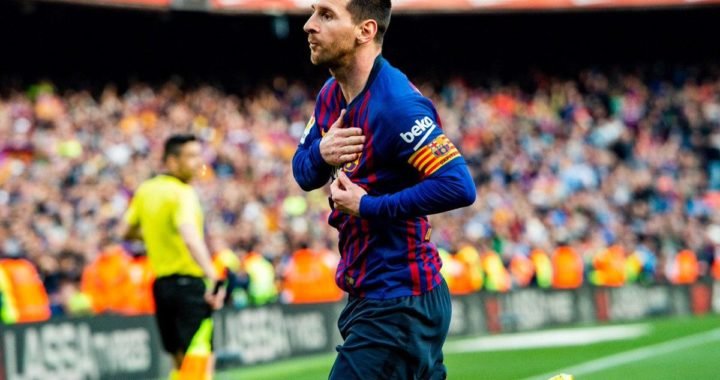 Lionel Messi marcó un golazo de tiro libre para darle al FC Barcelona el derbi catalán