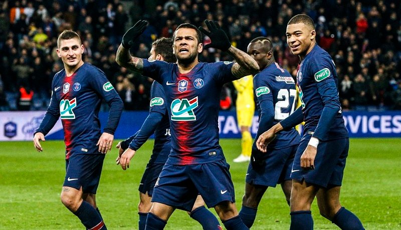 Dani Alves hizo enloquecer a la tribuna con un golazo (Twitter PSG)