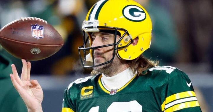 Aaron Rodgers seguirá con los Packers al menos una temporada más