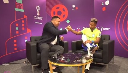 VIDEO: El curioso gesto de Rodrygo que divirtió a Ronaldo