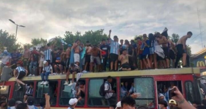 Locura por la Scaloneta: Secuestró un autobús de pasajeros para ver un partido de Argentina