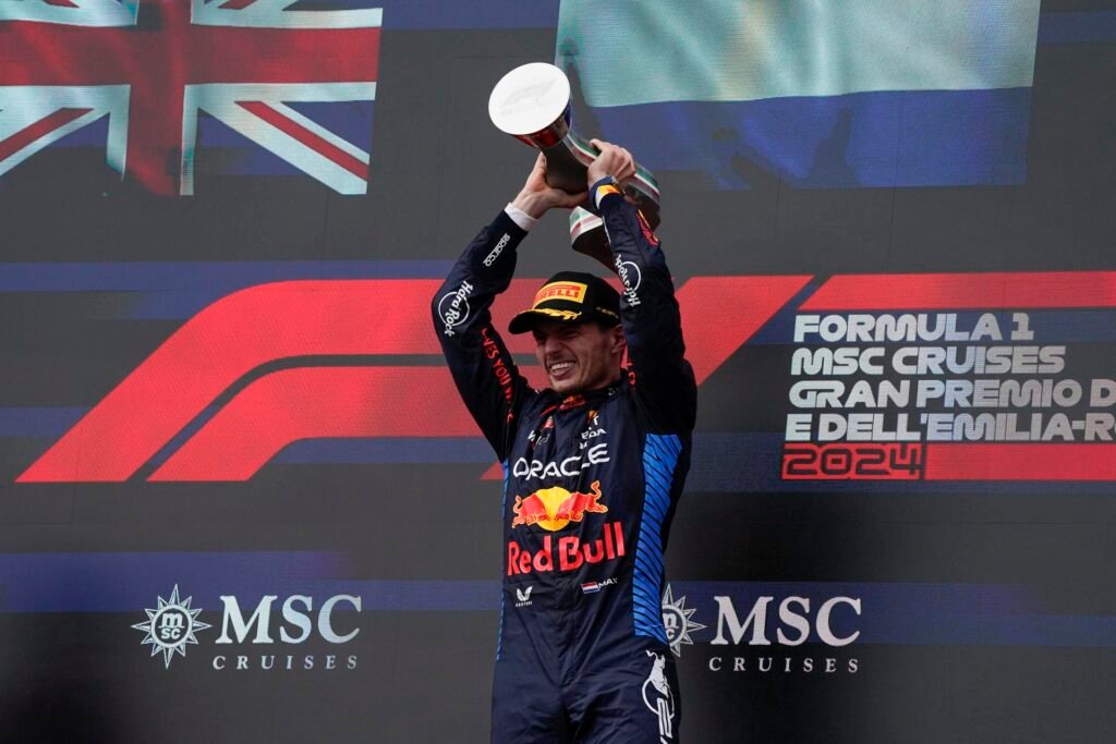 Max Verstappen celebrando su victoria en Imola