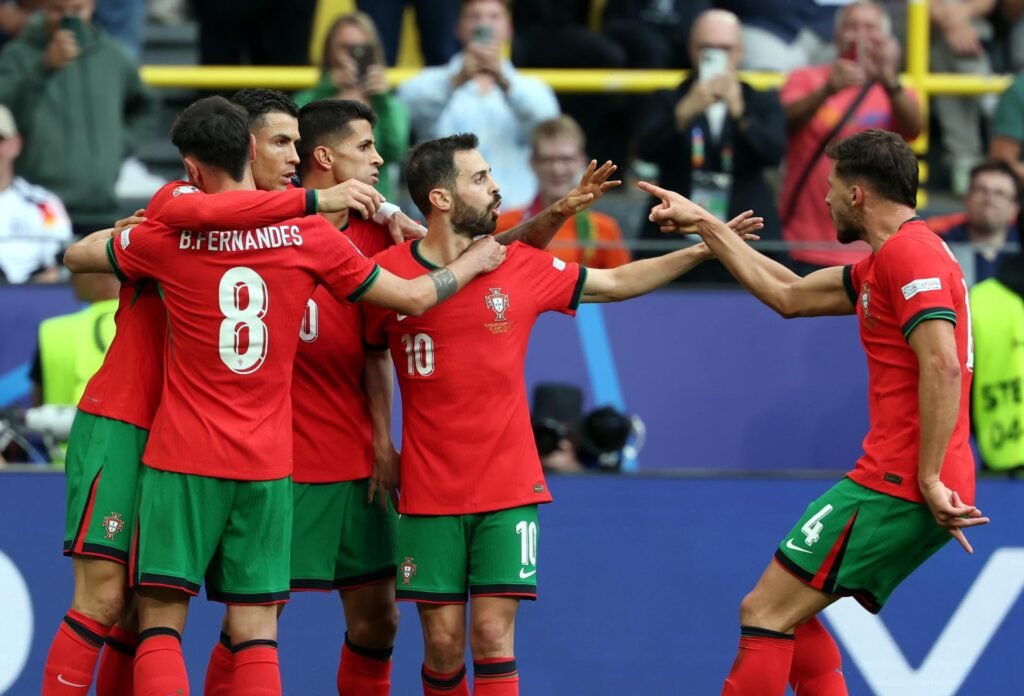 Los jugadores de la Selección de Portugal celebrando con Cristiano Ronaldo. (FRIEDEMANN VOGEL/EFE)