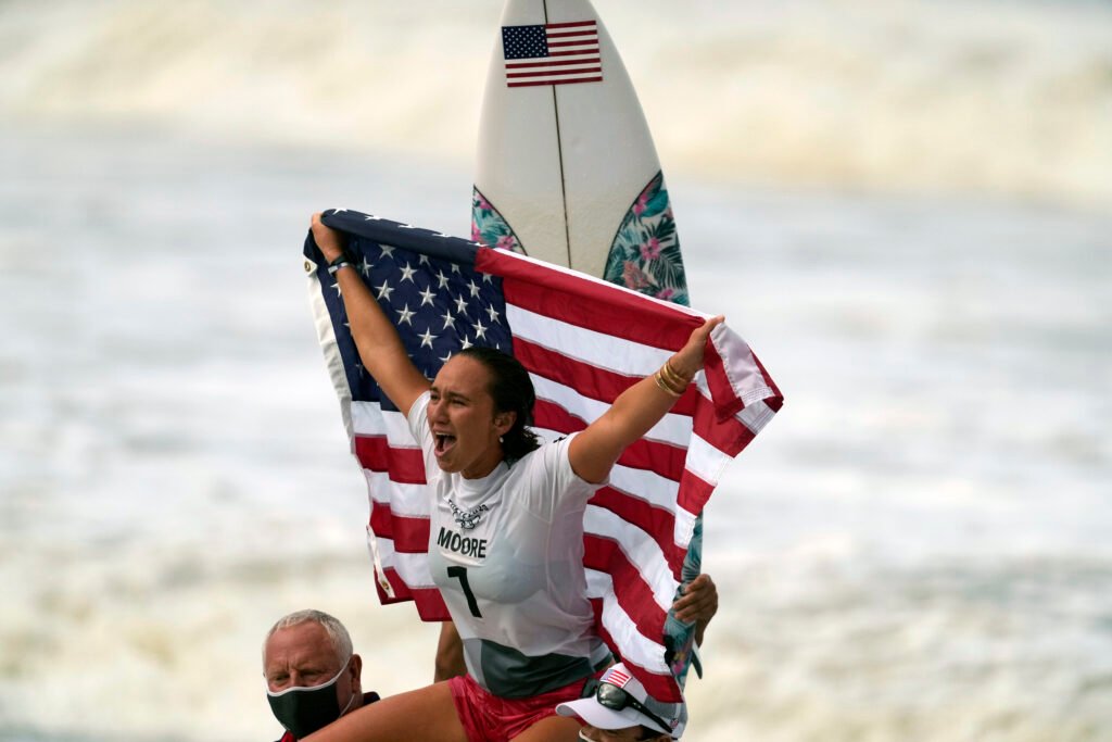 La norteamericana Carissa Moore celebrando su conquista del oro en el surf Tokio 2020. (Francisco Seco/AP Photo)