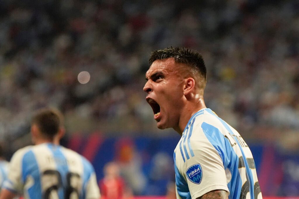 Lautaro Martínez anotó uno de lo dos goles en la victoria de Argentina. (Mike Stewart/AP Photo)