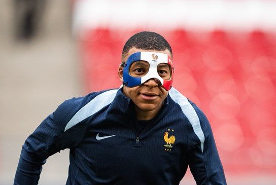 Kylian Mbappé con su máscara en el entrenamiento de la Selección de Francia.