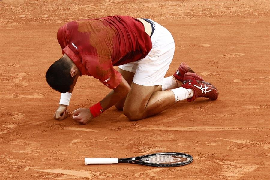 Novak Djokovic adolorido durante su partido ante el argentino Francisco Cerúndolo. (EFE)