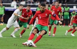 El momento del penal lanzado y fallado por Cristiano Ronaldo en la prórroga ante Eslovenia. (MOHAMED MESSARA/EFE)