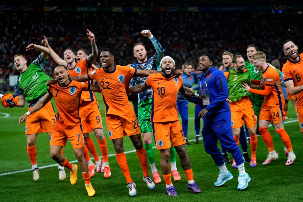 Los jugadores de la Selección de Países Bajos celebrando su clasificación a las semifinales de la Eurocopa Alemania 2024. (Ebrahim Noroozi/AP Photo)