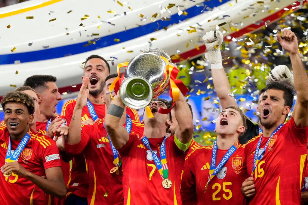 Los jugadores de la Selección de España levantando el trofeo de la Eurocopa Alemania 2024. (Manu Fernández/AP Photo)