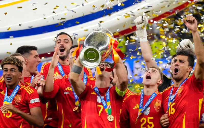 Los jugadores de la Selección de España levantando el trofeo de la Eurocopa Alemania 2024. (Manu Fernández/AP Photo)