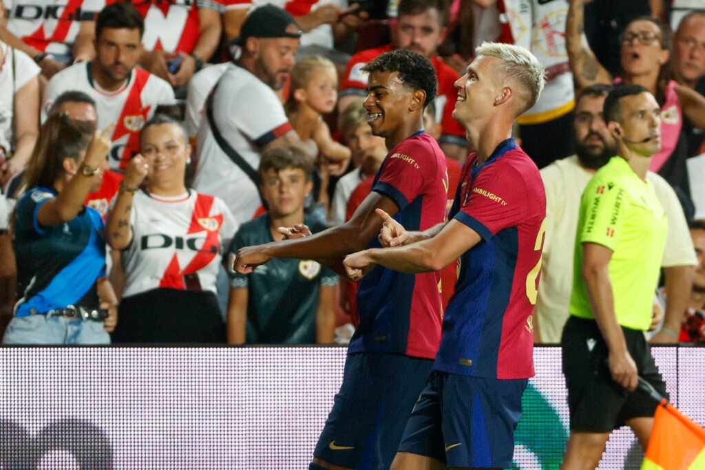 Dani Olmo celebrando su anotación con la joven estrella del FC Barcelona, Lamine Yamal.