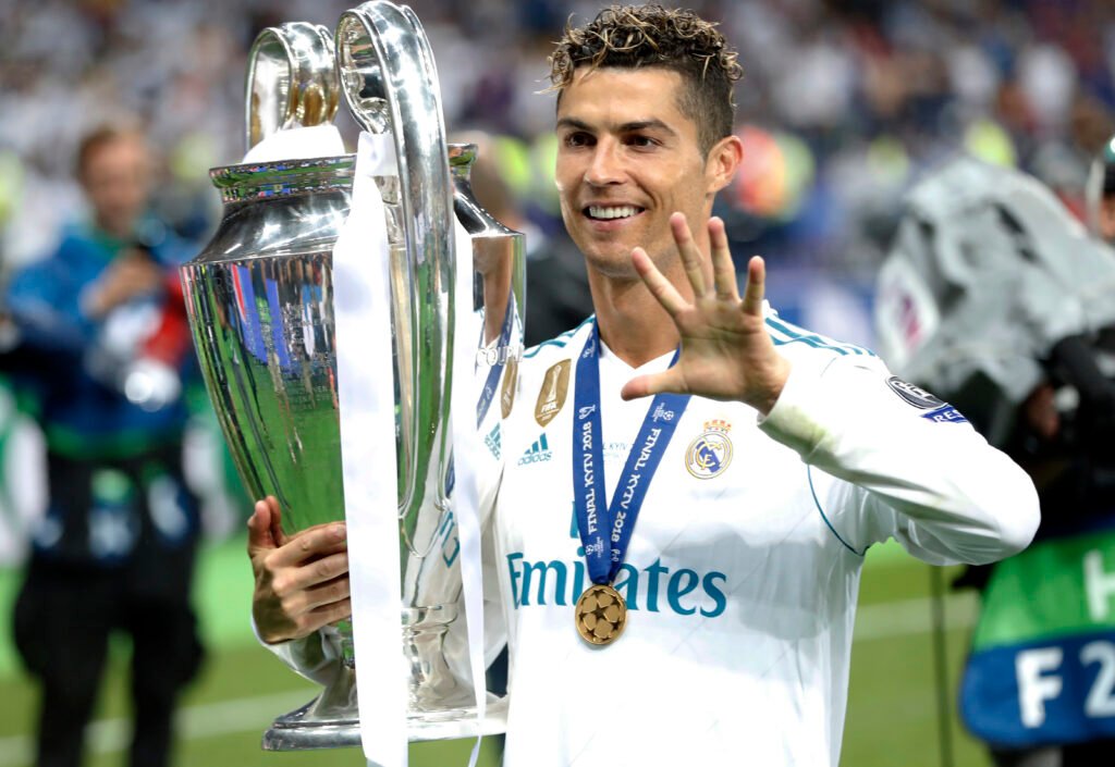 Cristiano Ronaldo ganó la Champions League en cinco ocasiones, cuatro de ellas con el Real Madrid.