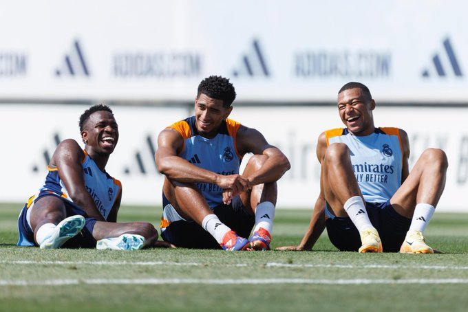 Jude Bellingham junto a Vinícius Júnior y Kylian Mbappé en un entrenamiento del Real Madrid.