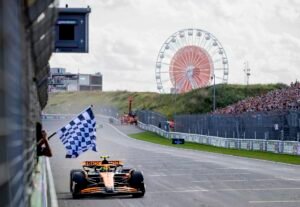 El momento en el que Lando Norris cruza la meta en el Gran Premio de Países Bajos.