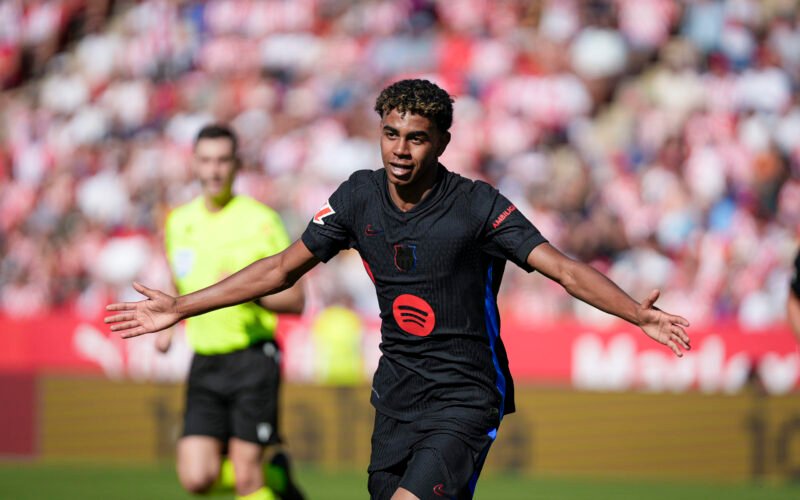 Lamine Yamal celebrando una de sus anotaciones ante el Girona.