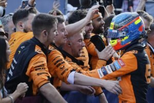 Oscar Piastri celebrando con su equipo la victoria en el Gran Premio de Azerbaiyán.