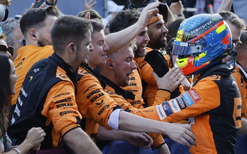 Oscar Piastri celebrando con su equipo la victoria en el Gran Premio de Azerbaiyán.