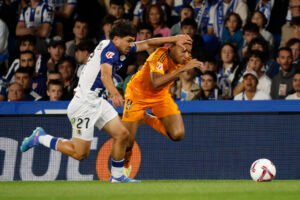 El venezolano Jon Aramburu marcando al francés Kylian Mbappé.