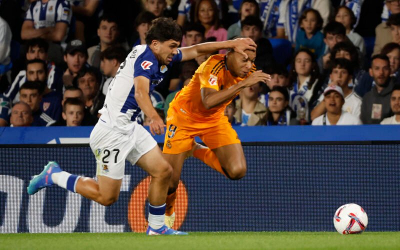 El venezolano Jon Aramburu marcando al francés Kylian Mbappé.