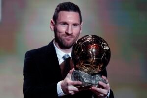 Lionel Messi posando con uno de los nueves Balones de Oro que ha ganado en su carrera.