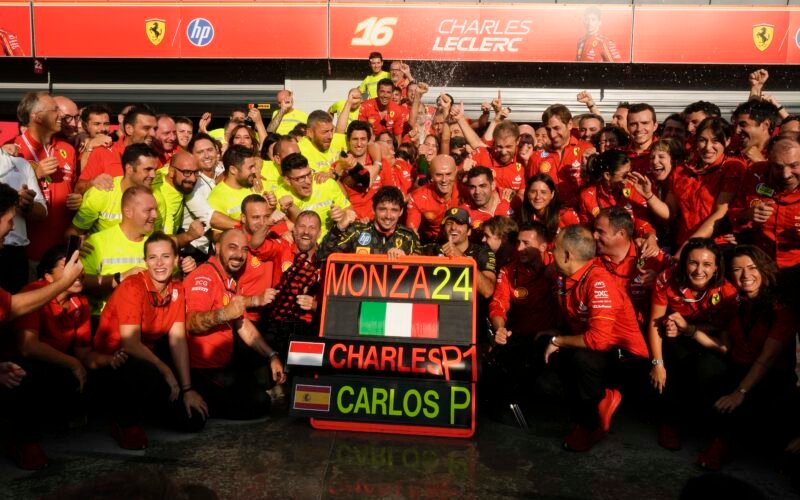 Charles Leclerc celebrando con su equipo de Ferrari su victoria en Monza.