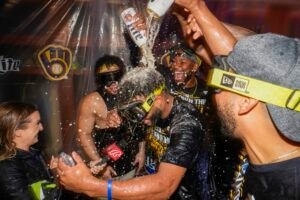 El venezolano Jackson Chourio en el festejo de los Brewers por su clasificación a los MLB Playoffs.