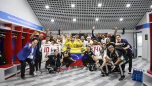 La Vinotinto de Futsal celebrando su victoria ante España en el Mundial Uzbekistán 2024.