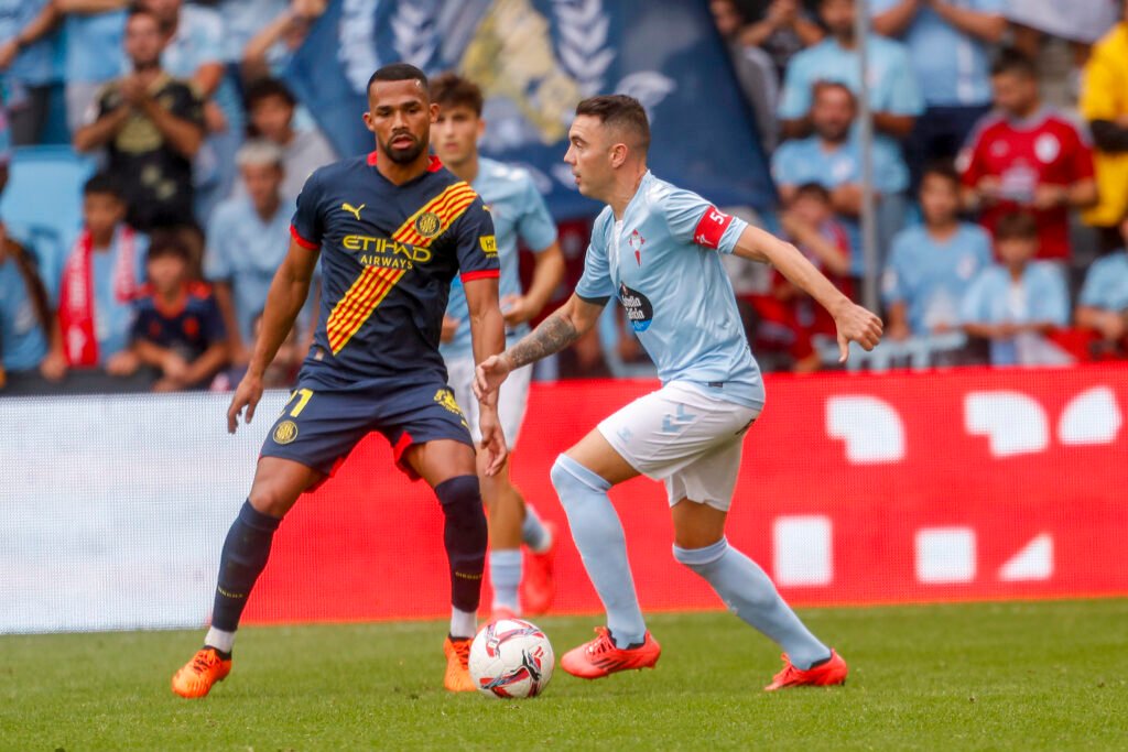 Yangel Herrera marcando a Iago Aspas durante el encuentro entre el Girona FC y el Celta de Vigo.