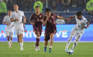 El defensor venezolano Jon Aramburu durante el encuentro de la Vinotinto ante Uruguay.