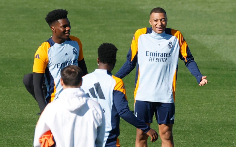 Kylian Mbappé durante un entrenamiento del Real Madrid este viernes.