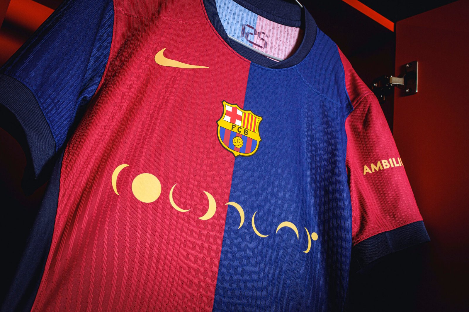 Los detalles de la camiseta del FC Barcelona con el logo de la banda inglesa Coldplay que estarán usando en el Clásico ante el Real Madrid.