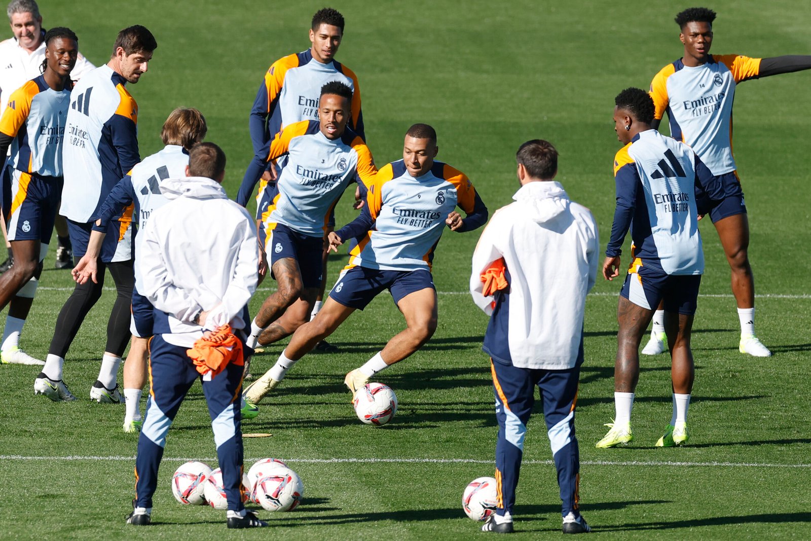 El francés Kylian Mbappé junto a sus compañeros del Real Madrid durante la sesión de entrenamientos de este viernes,