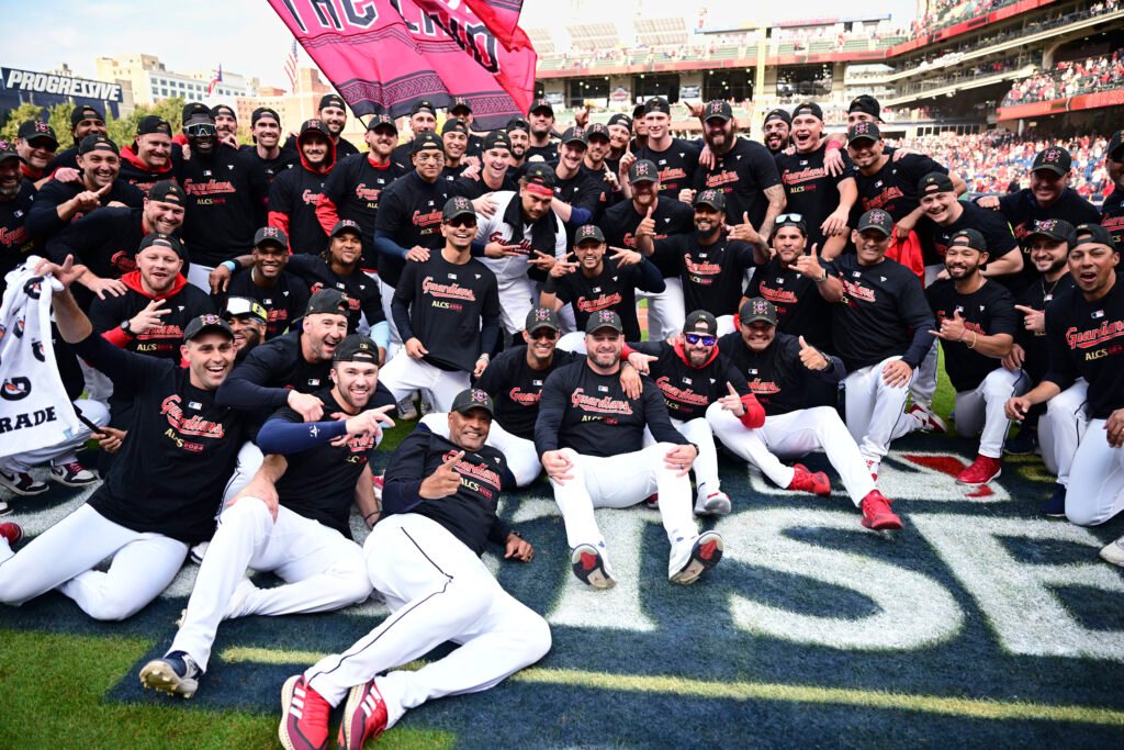 Los Cleveland Guardians celebrando su pase a la Serie de Campeonato de la Americana.