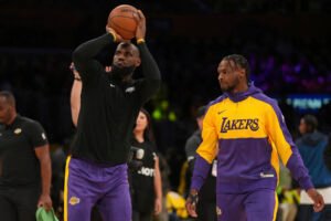 LeBron James junto a su hijo, Bronny James, antes del partido de los Lakers.